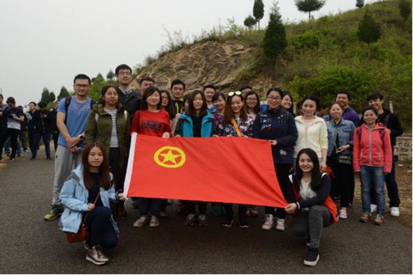 公司组织开展义务植树活动暨青年员工座谈会